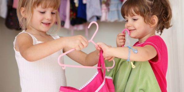 Enfant choisi ses vêtement